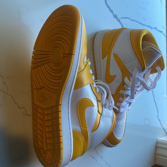 Air Jordan 1 Mid - Picture 11 of 15